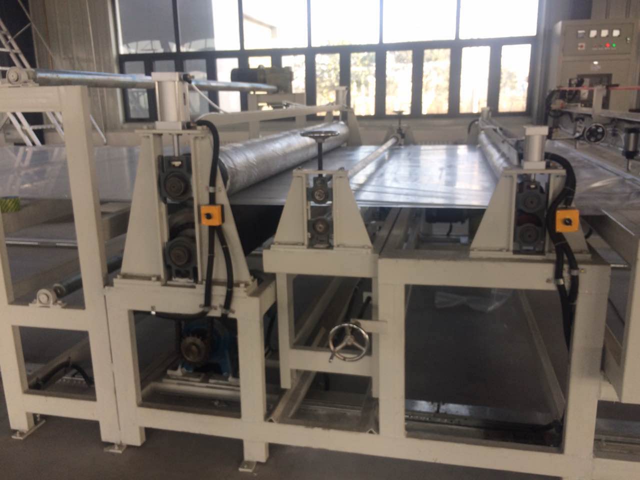 冷藏車(chē)廂板熱壓機(jī)